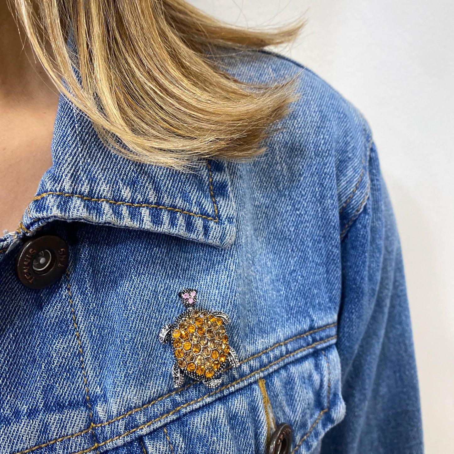 Prendedor MEGU Ambar