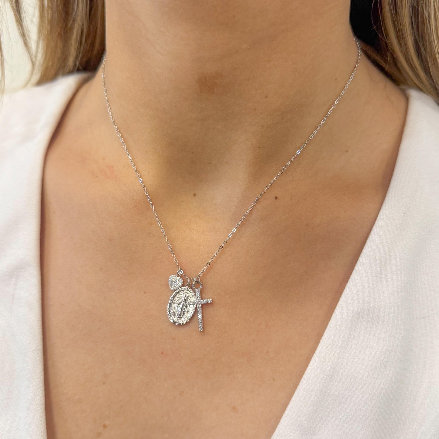 Collar ZAGUP Plateado ( Virgen de la Misericordia)