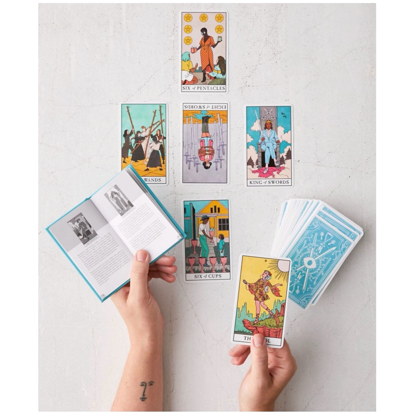 The Modern Witch Tarot Deck ( 78 Cartas + Libro )