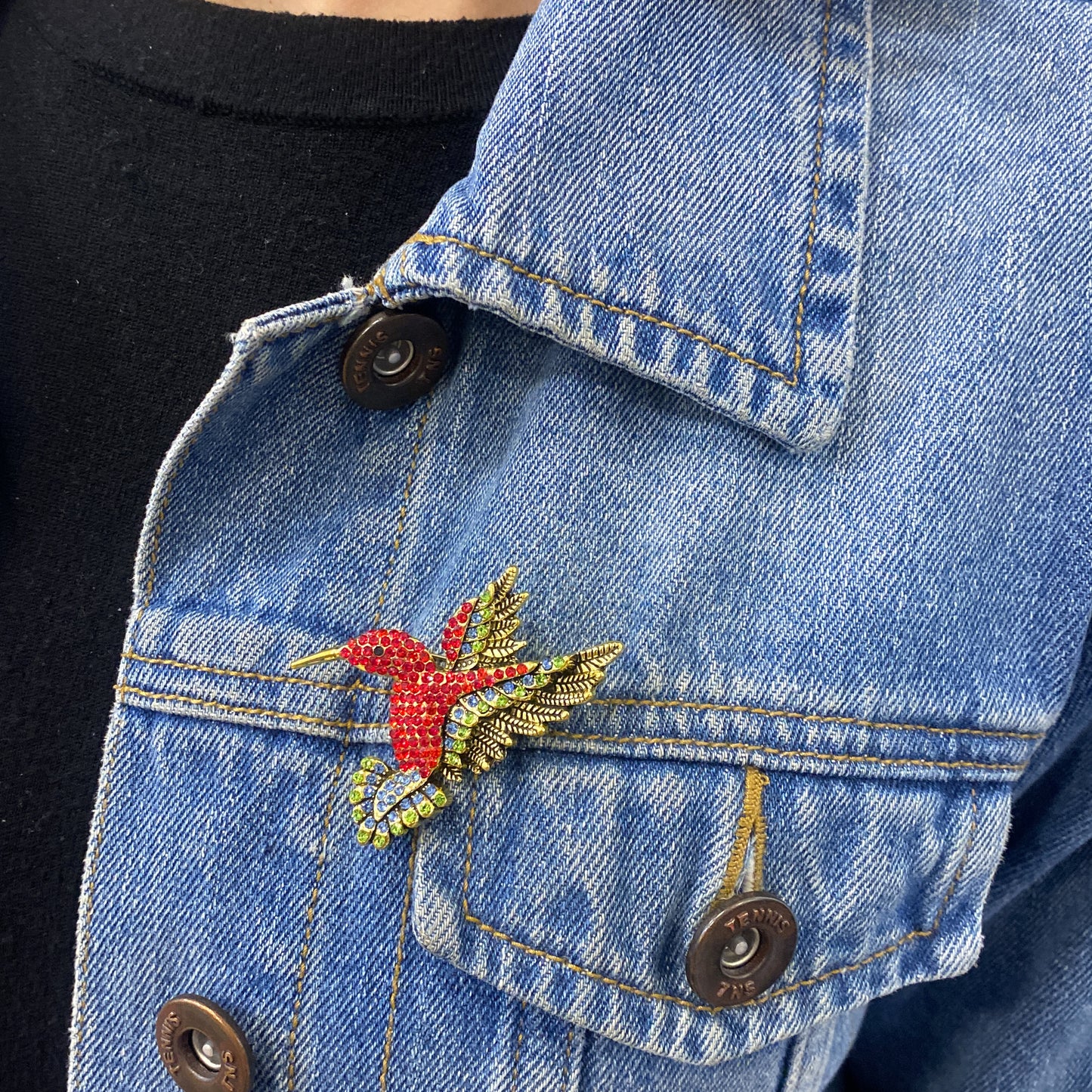 Prendedor ALKOM Rojo