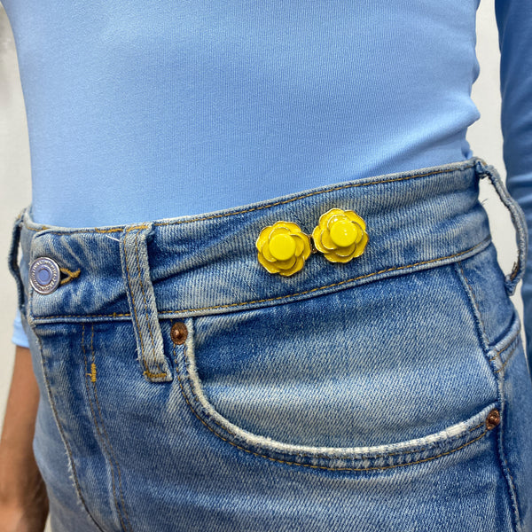 Pin NEKJI 🌺 (Ajustador de Pantalón y Pin)