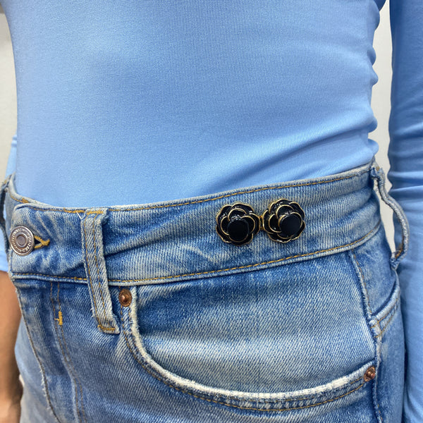 Pin NEKJI 🌺 (Ajustador de Pantalón y Pin)