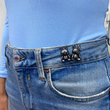Pin UGBA 🐰 (Ajustador de Pantalón y Pin)