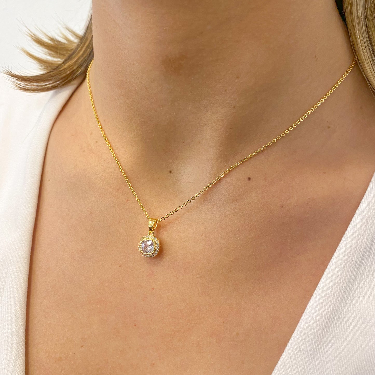 Dúo NAIKA Dorado ( Aretes + Collar )