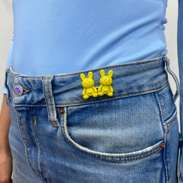 Pin UGBA 🐰 (Ajustador de Pantalón y Pin)