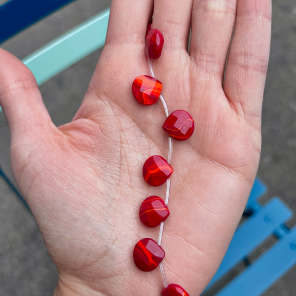 Gotas en Jade Rojo 12*12 mm Facetado con Perforación Horizontal